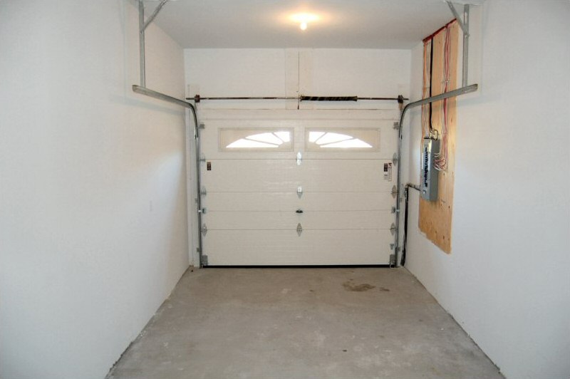 09_garage_with_interior_access